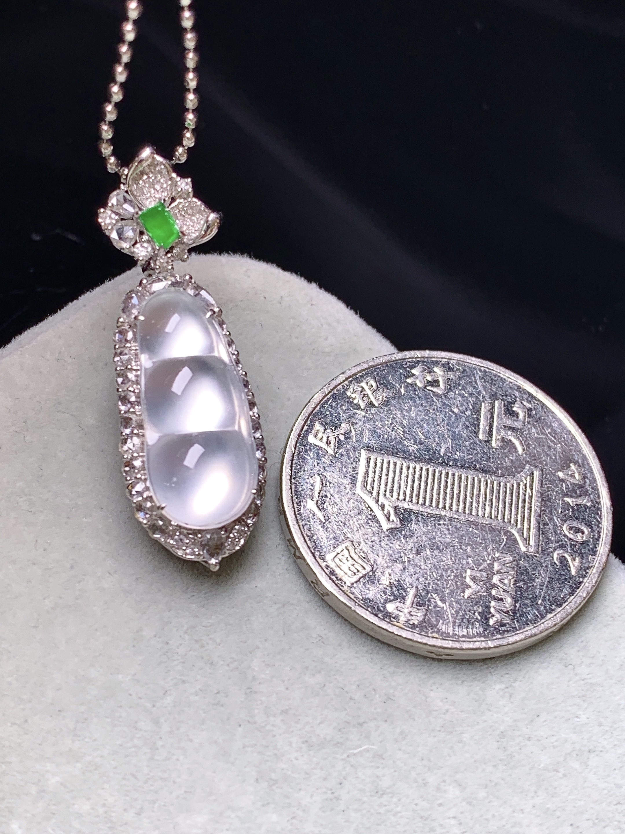 18k金钻镶嵌玻璃种四季豆吊坠 玉质细腻 色泽艳丽清新 水润亮眼 整体尺寸30.3*10.3*8.8c6