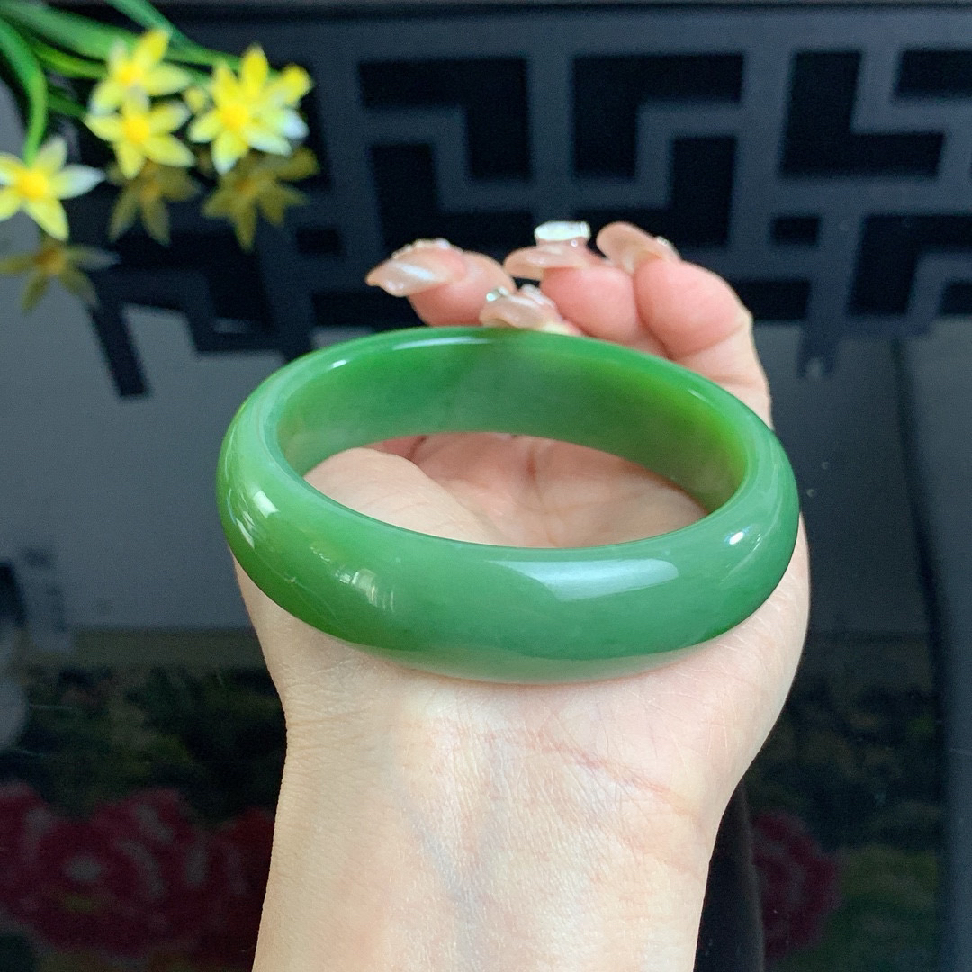 和田玉61.5圈口阳绿色宽版碧玉手镯！玉质细腻油润 底色纯净 无裂无黑 脂粉好，品质高。