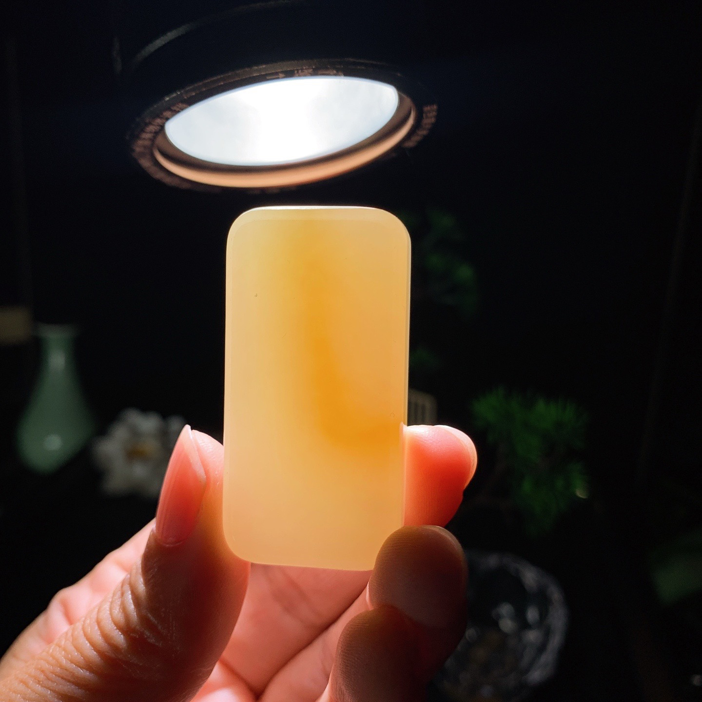 新疆和田玉且末糖平安无事牌挂件 尺寸47/23/12重38克。玉质细腻油润。手推出油。佩戴高端典雅。lt260418