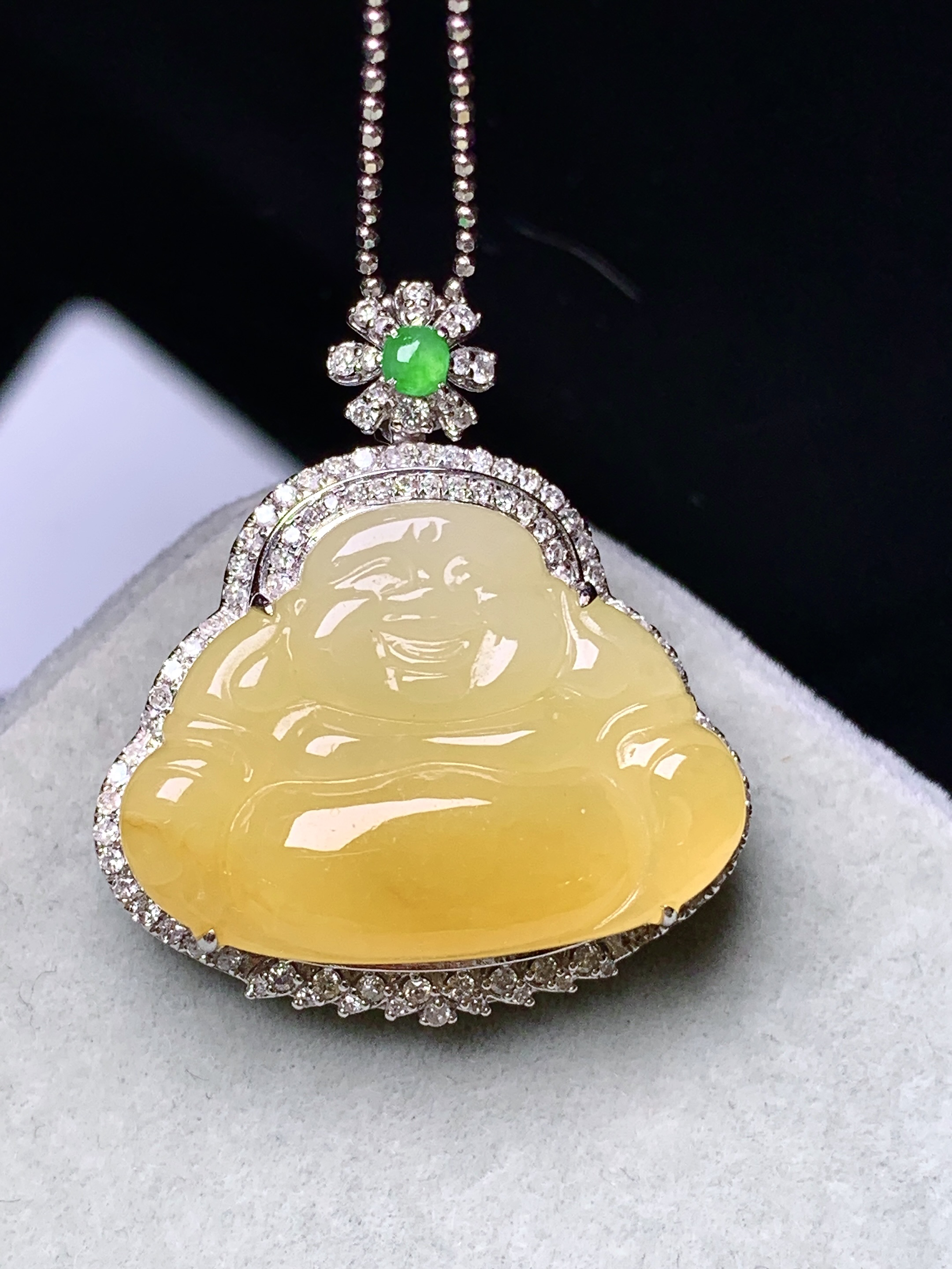 18k金钻镶嵌冰黄翡佛公吊坠 玉质细腻 色泽艳丽清新 水润亮眼 整体尺寸29.8*26.5*9.5b7