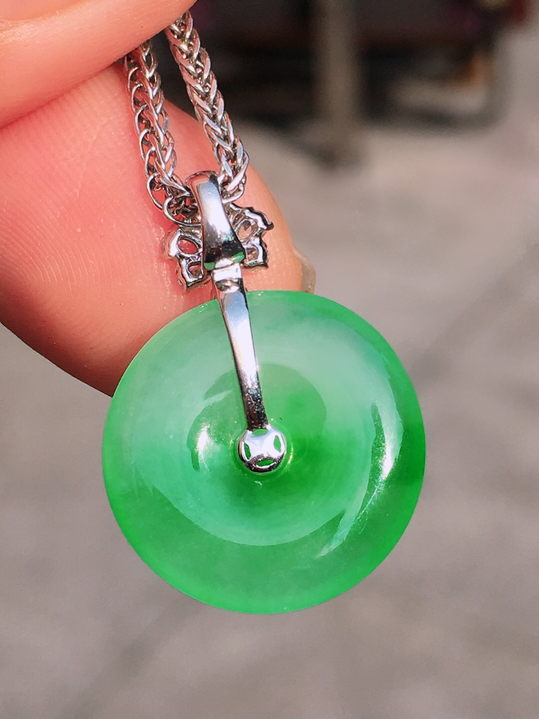 冰绿平安扣吊坠，色泽艳丽，玉质细腻，荧光感超
强，饱满圆润，尽显优雅气质，18k
金豪华镶嵌