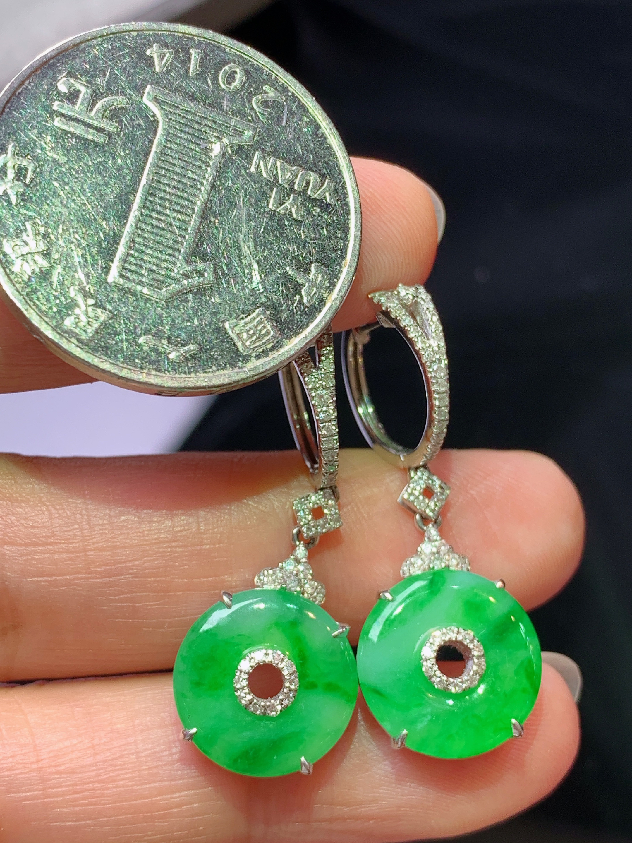 18k金钻镶嵌阳绿平安扣耳坠 玉质细腻 色泽艳丽清新 水润亮眼 整体尺寸32*12*4.3z1