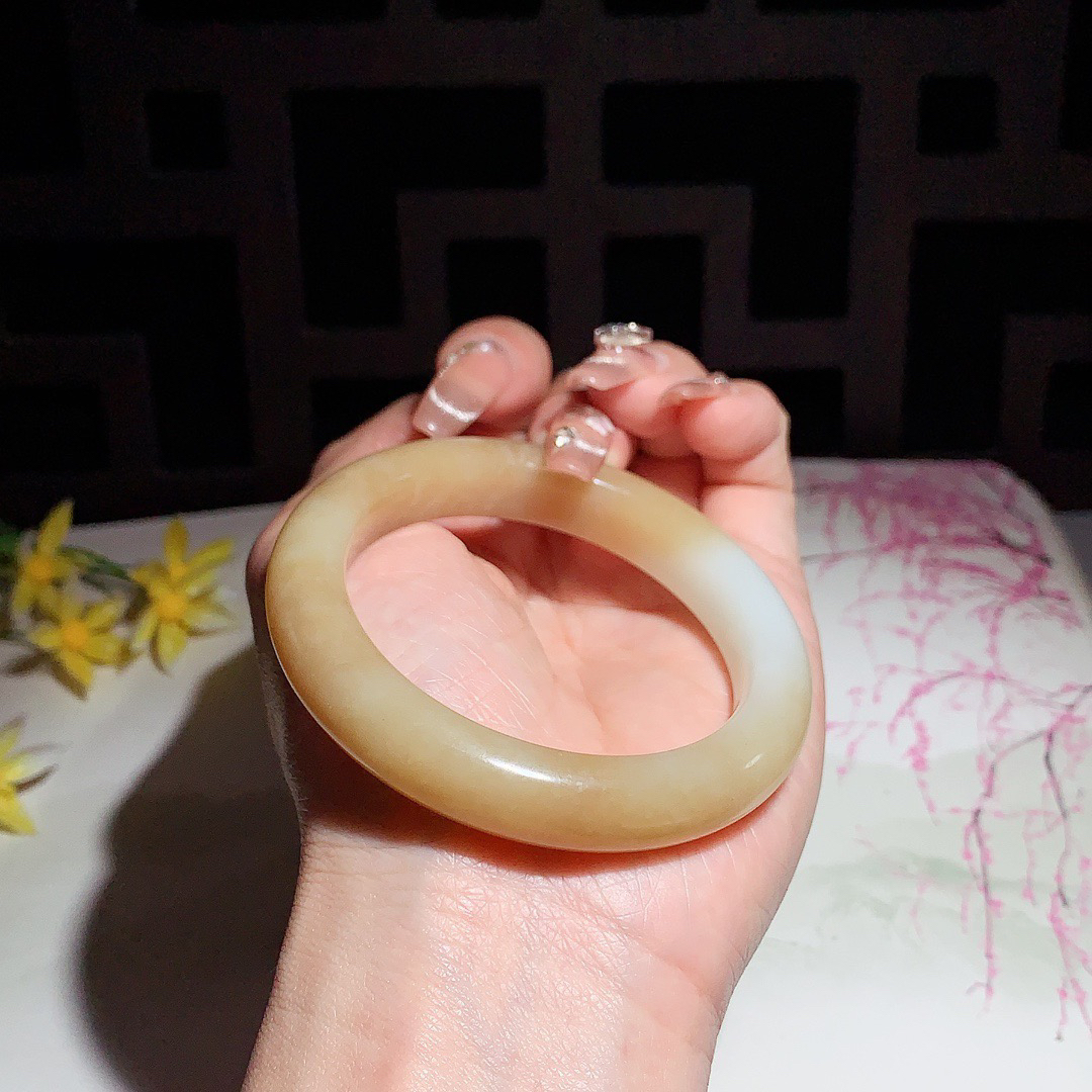 ￼ 和田玉52.5圈且末糖手镯！玉质细腻油润 底色纯净 无裂无黑 脂粉好，品质高