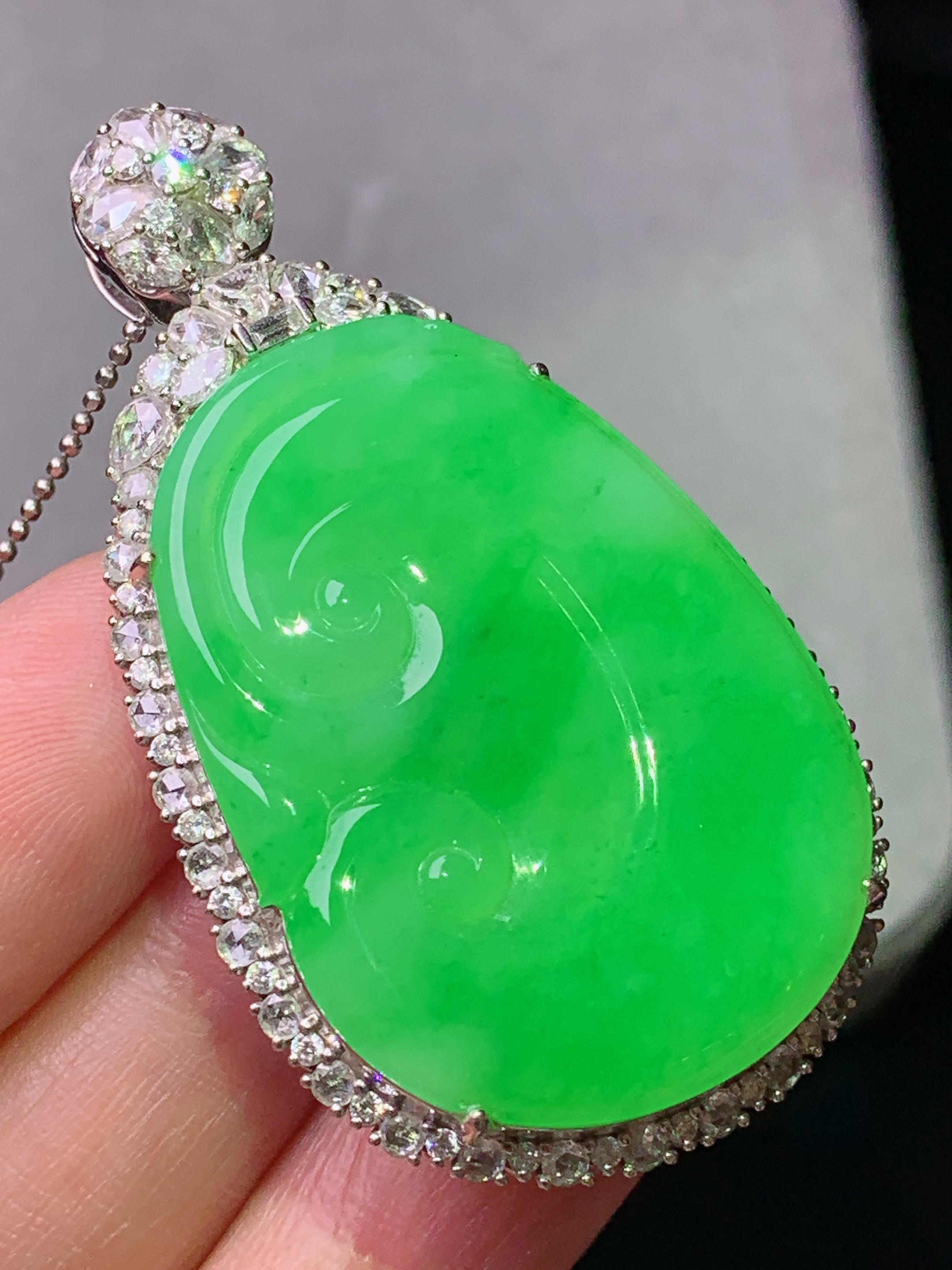 18k金钻镶嵌冰阳绿如意吊坠 玉质细腻 色泽艳丽清新 水润亮眼 整体尺寸50.5*29.3*10.2