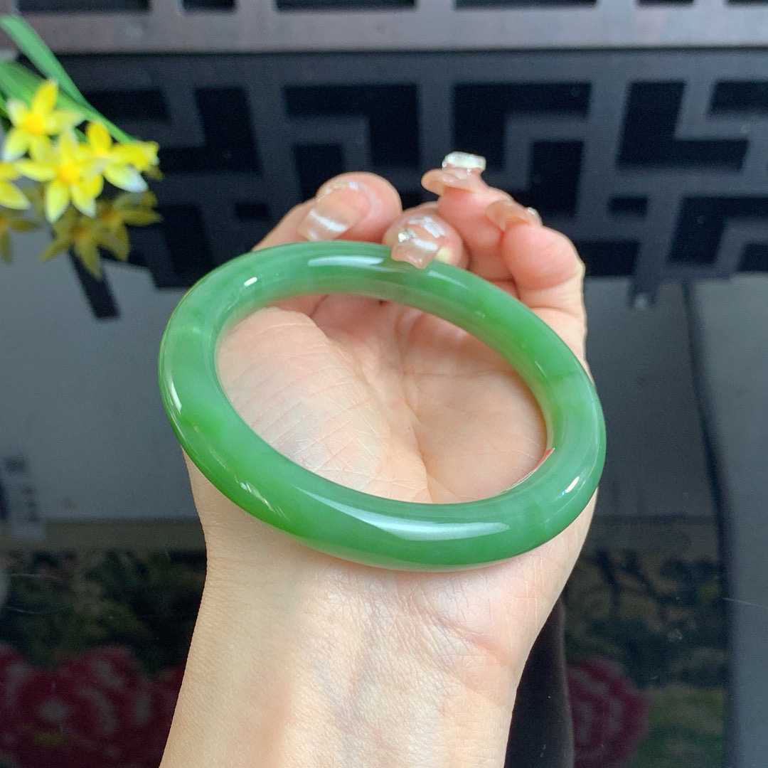 和田玉58.5圈阳绿色圆条碧玉手镯！玉质细腻油润 底色纯净 无裂无黑 脂粉好，品质高。