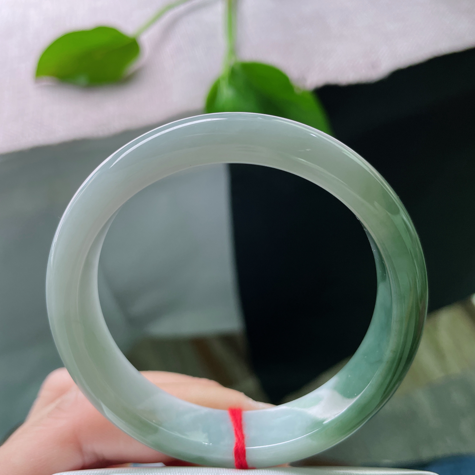 54.2/12.9/7.2，油青正圈，质地温润细腻，把江南烟雨戴在腕上。皮纹..