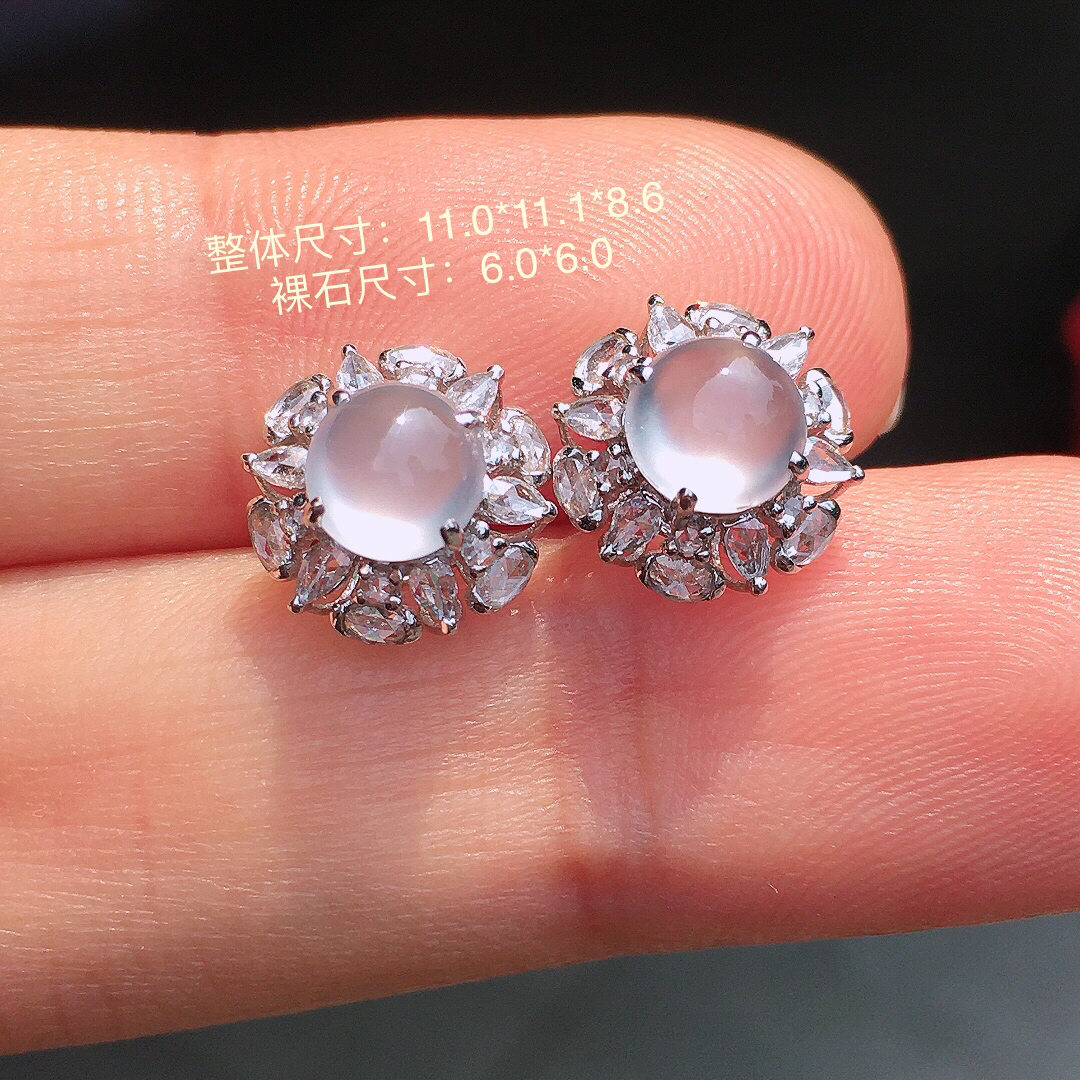 玻璃种蛋面耳钉，玉质细腻，荧光感超
强，饱满圆润，尽显优雅气质，18k
金豪华镶嵌