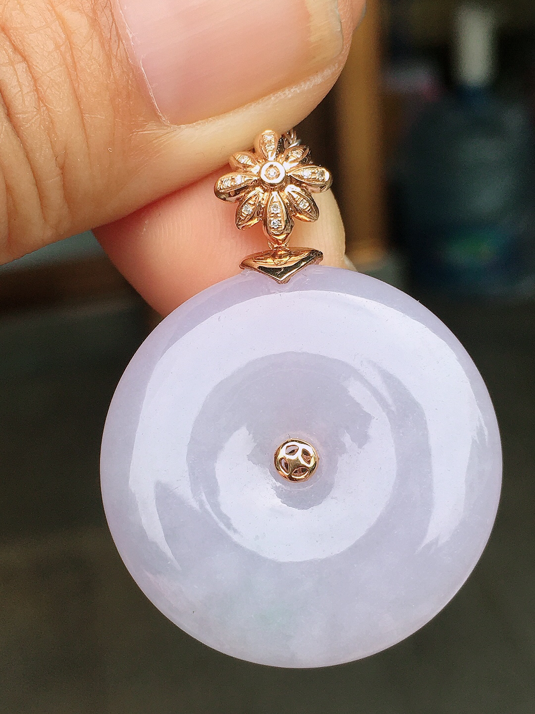 淡紫罗兰平安扣吊坠，色泽均匀艳丽，玉质细腻，荧光感超
强，饱满圆润，尽显优雅气质，18k
金豪华镶嵌