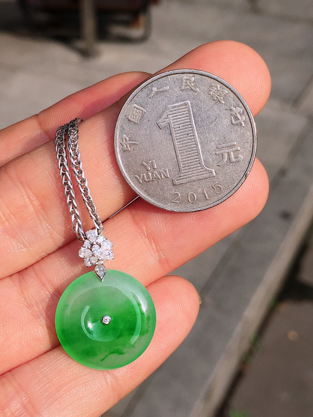 冰绿平安扣吊坠，色泽艳丽，玉质细腻，荧光感超
强，饱满圆润，尽显优雅气质，18k
金豪华镶嵌