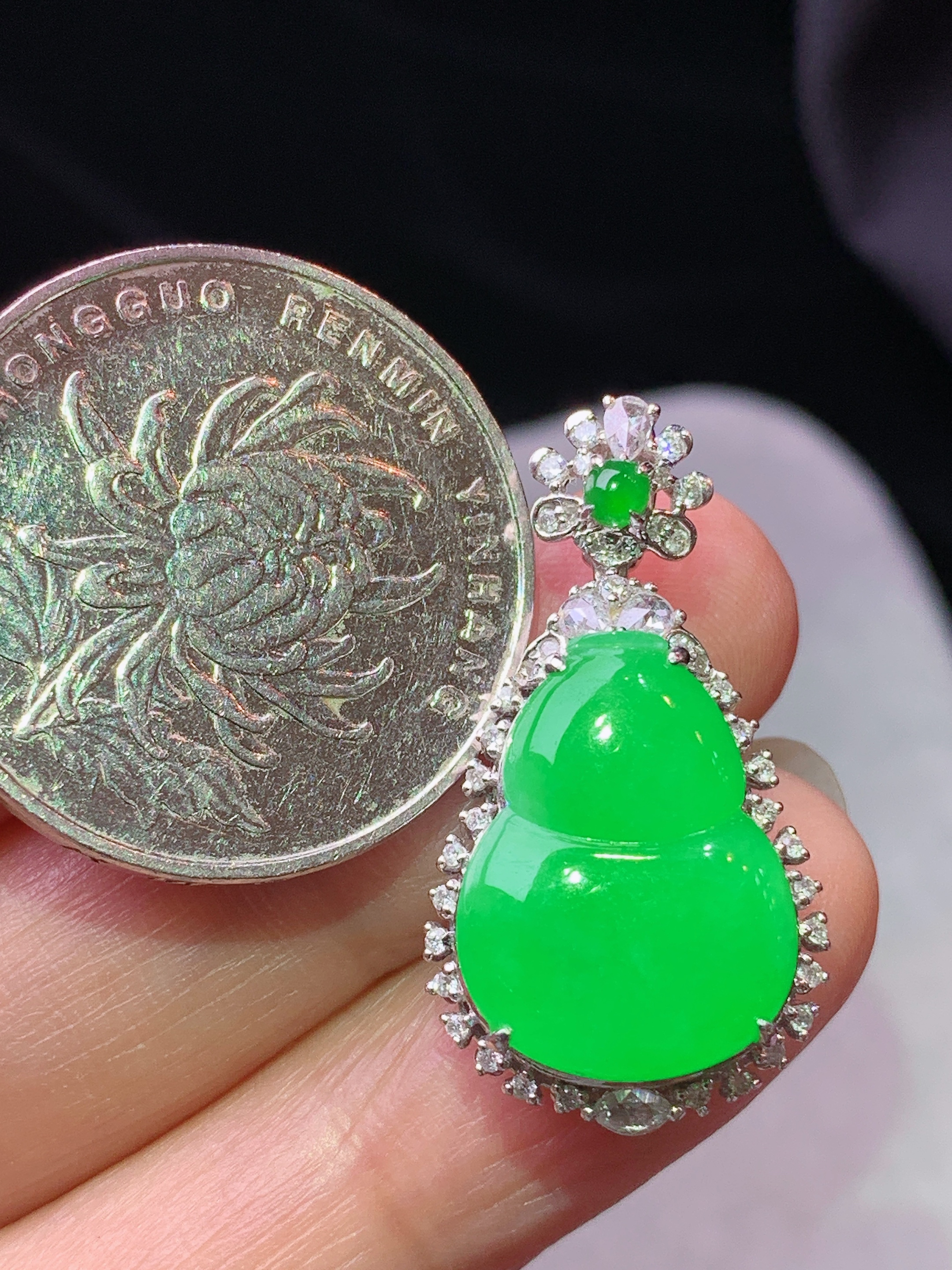 18k金钻镶嵌冰阳绿葫芦吊坠 玉质细腻 色泽艳丽清新 水润亮眼 整体尺寸28*15.2*9j3