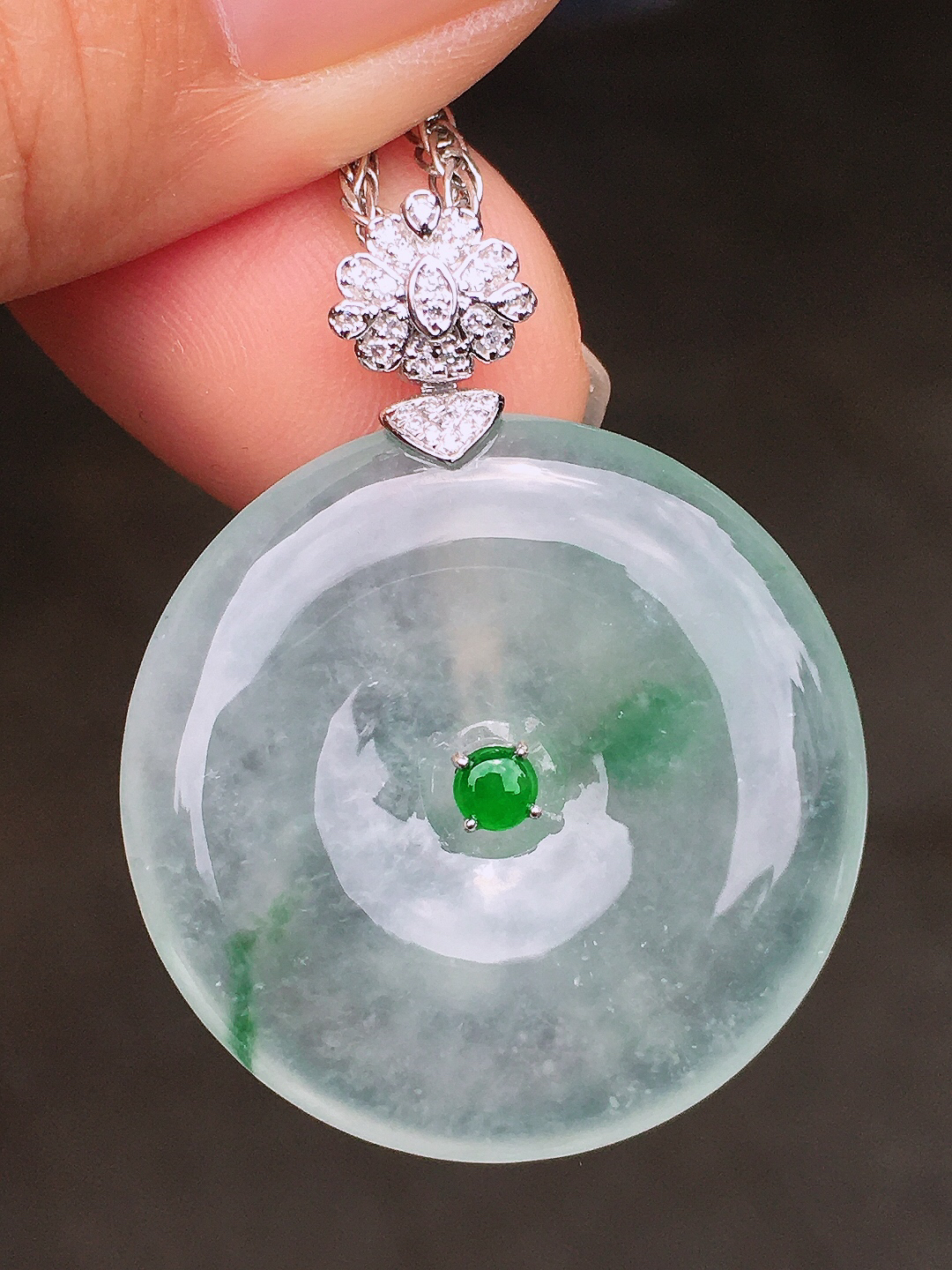 飘绿平安扣吊坠，色泽艳丽，玉质细腻，荧光感超
强，饱满圆润，尽显优雅气质，18k
金豪华镶嵌