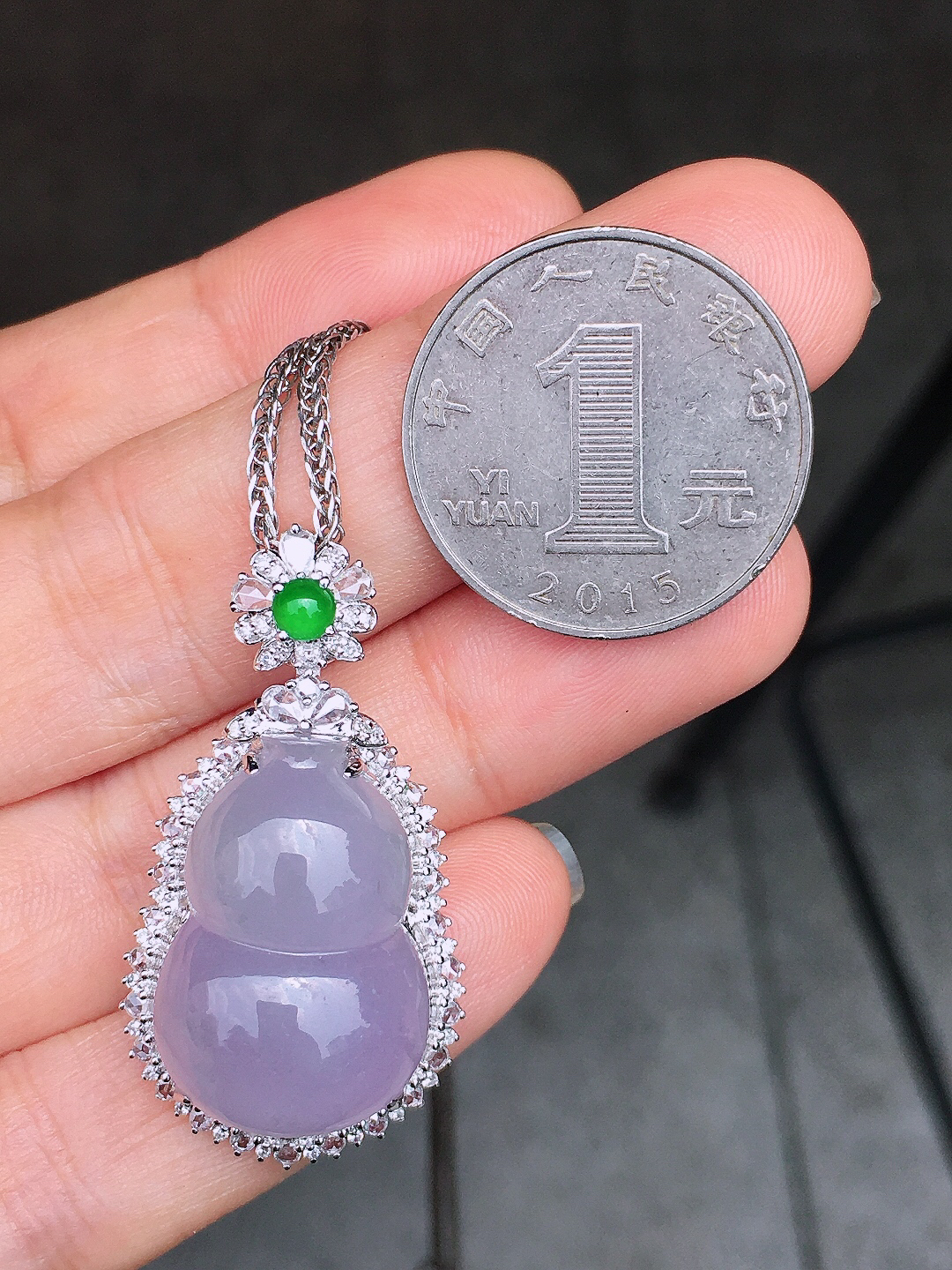 紫罗兰葫芦吊坠，色泽均匀艳丽，玉质细腻，荧光感超
强，饱满圆润，尽显优雅气质，18k
金豪华镶嵌