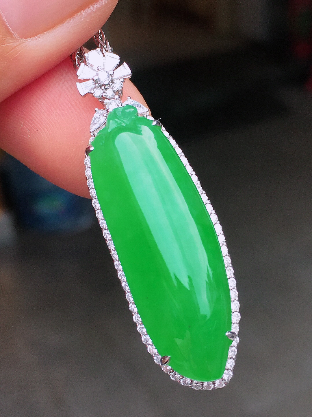 阳绿福瓜吊坠，色泽均匀艳丽，玉质细腻，荧光感超
强，饱满圆润，尽显优雅气质，18k
金豪华镶嵌