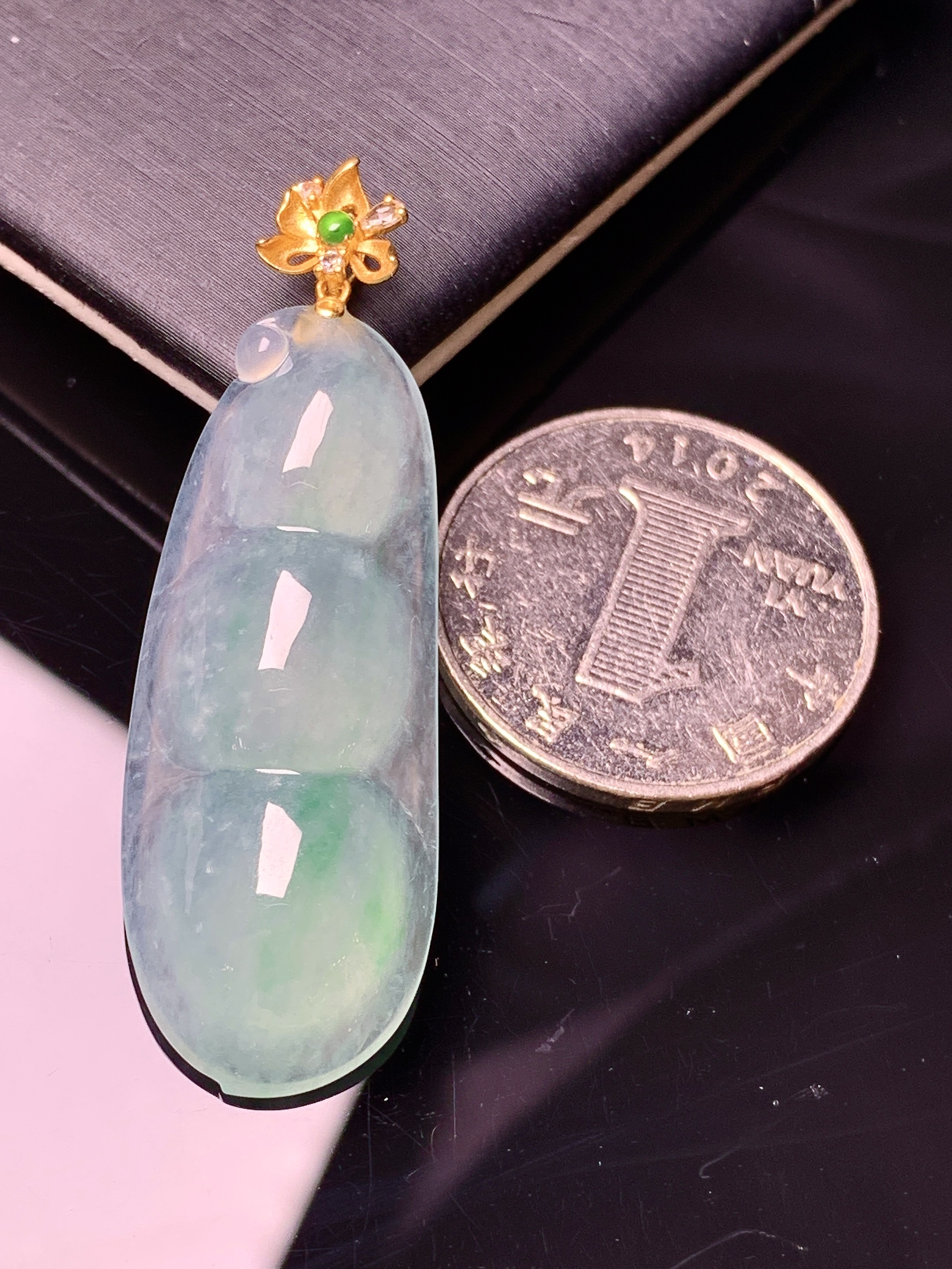 18k金钻镶嵌冰种飘绿四季豆吊坠 玉质细腻 色泽艳丽清新 水润亮眼 整体尺寸47.5*15.6*7.3c1