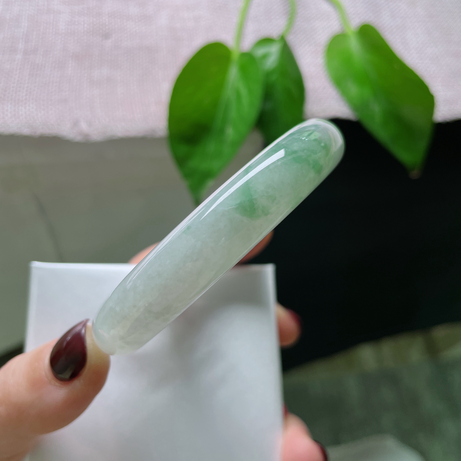 57/12.1/8.4，飘花正圈，水头好，种老，色融于底，清新化开。棉线..