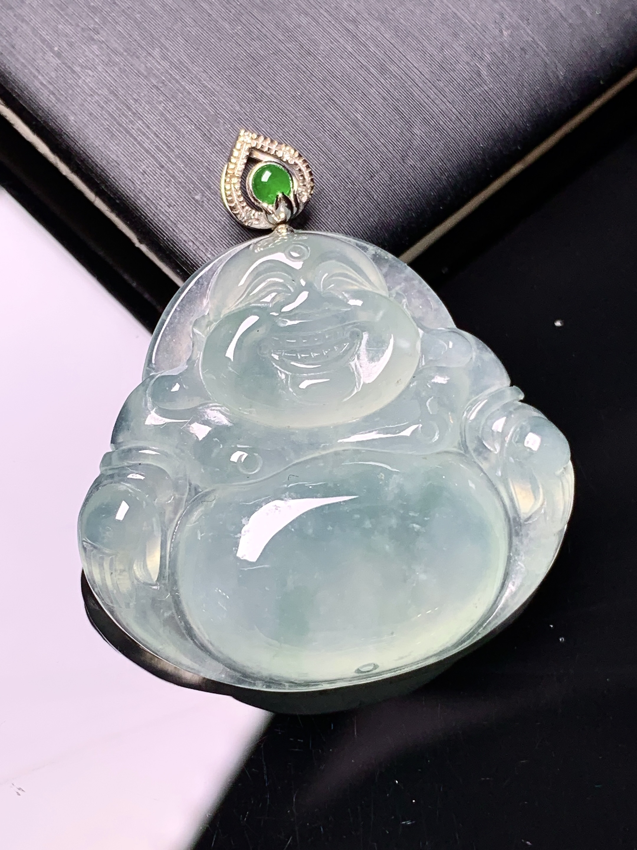 18k金镶嵌冰种佛公吊坠 玉质细腻 色泽艳丽清新 水润亮眼 整体尺寸33.5*29.5*6e1