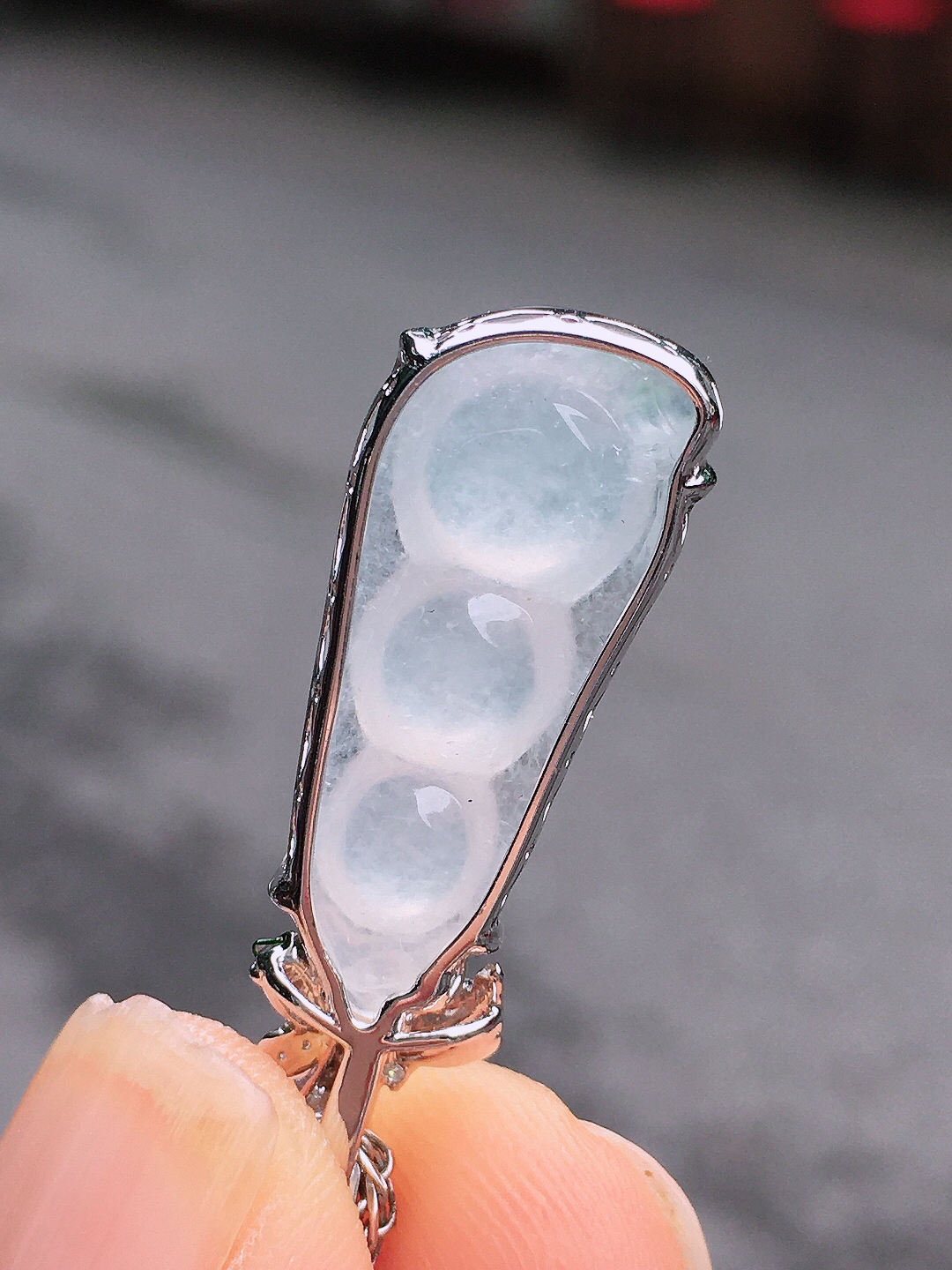 冰种福豆吊坠，玉质细腻，荧光感超
强，饱满圆润，尽显优雅气质，18k
金豪华镶嵌