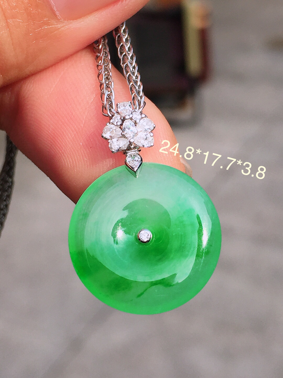 冰绿平安扣吊坠，色泽艳丽，玉质细腻，荧光感超
强，饱满圆润，尽显优雅气质，18k
金豪华镶嵌