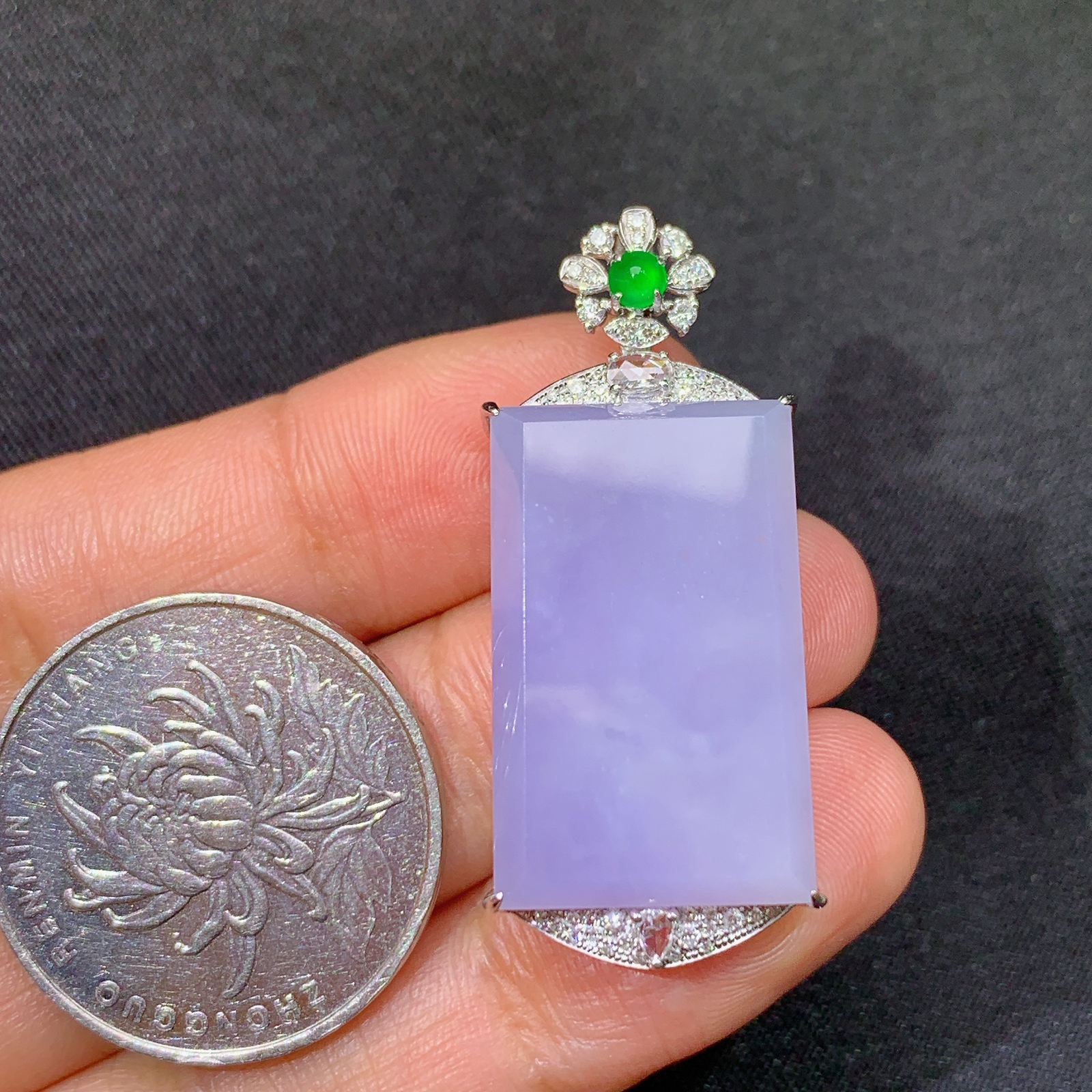 紫罗兰无事牌吊坠，18k金镶嵌，温润细腻，颜色鲜艳，Tl 尺寸39.1*16.9*8.6