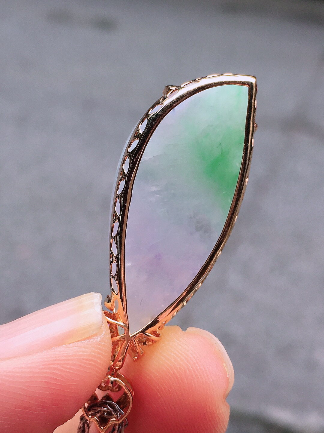 春彩随形吊坠，色泽艳丽，玉质细腻，荧光感超
强，饱满圆润，尽显优雅气质，18k
金豪华镶嵌