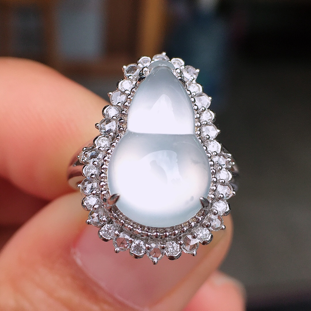 冰种葫芦戒指，玉质细腻，荧光感超
强，饱满圆润，尽显优雅气质，18k
金豪华镶嵌