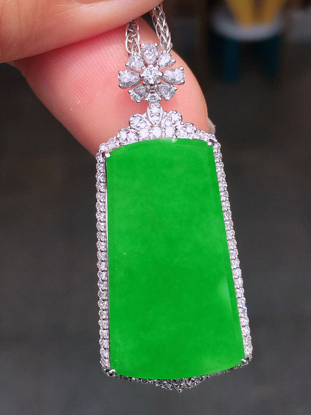 阳绿无事牌吊坠，色泽均匀艳丽，玉质细腻，荧光感超
强，饱满圆润，尽显优雅气质，18k
金豪华镶嵌