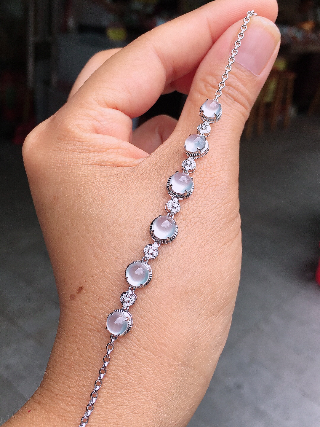 冰种蛋面手链玉质细腻，荧光感超
强，饱满圆润，尽显优雅气质，18k
金豪华镶嵌