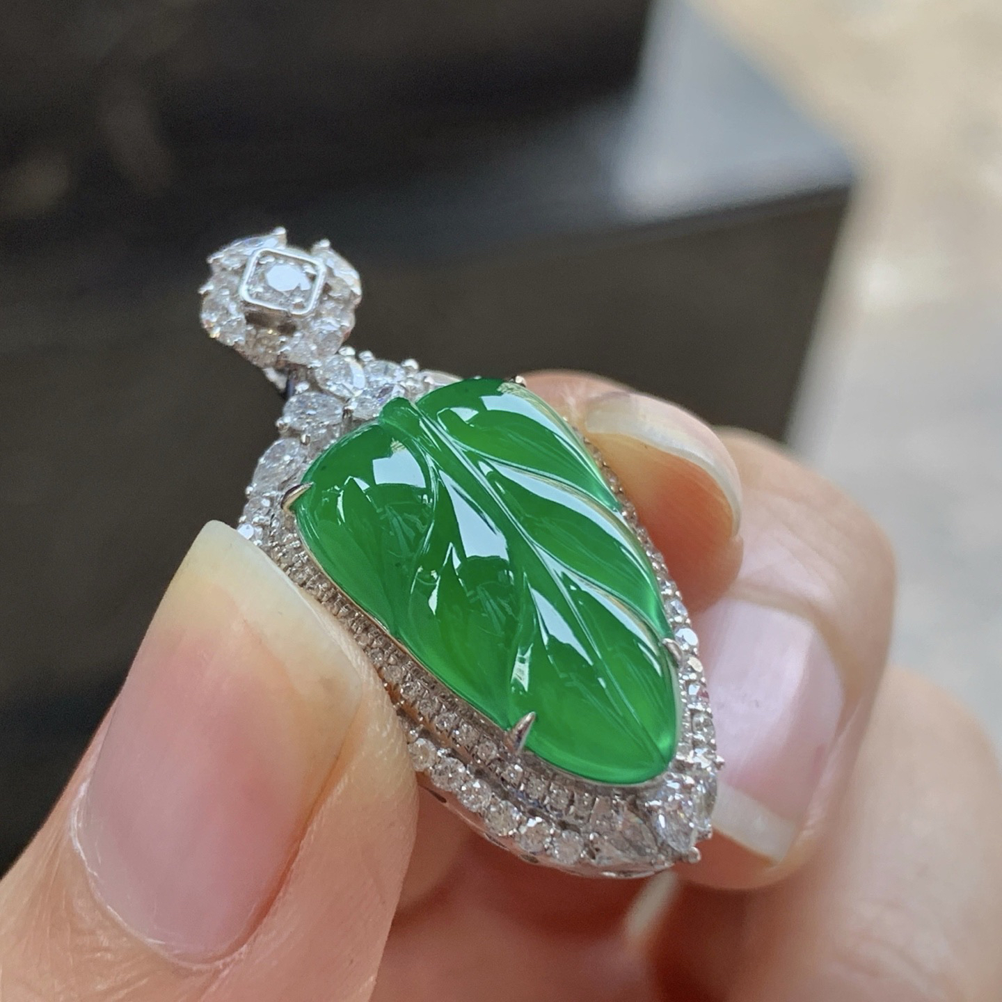 金钻镶嵌辣绿色叶子^_^颜色鲜艳 玉质温润