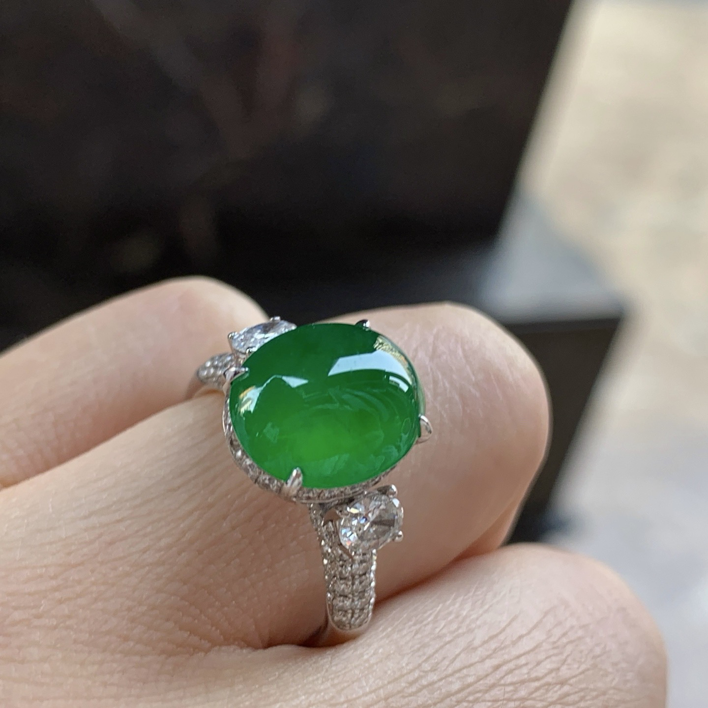 冰辣绿色戒指^_^颜色鲜艳 种水好 银托