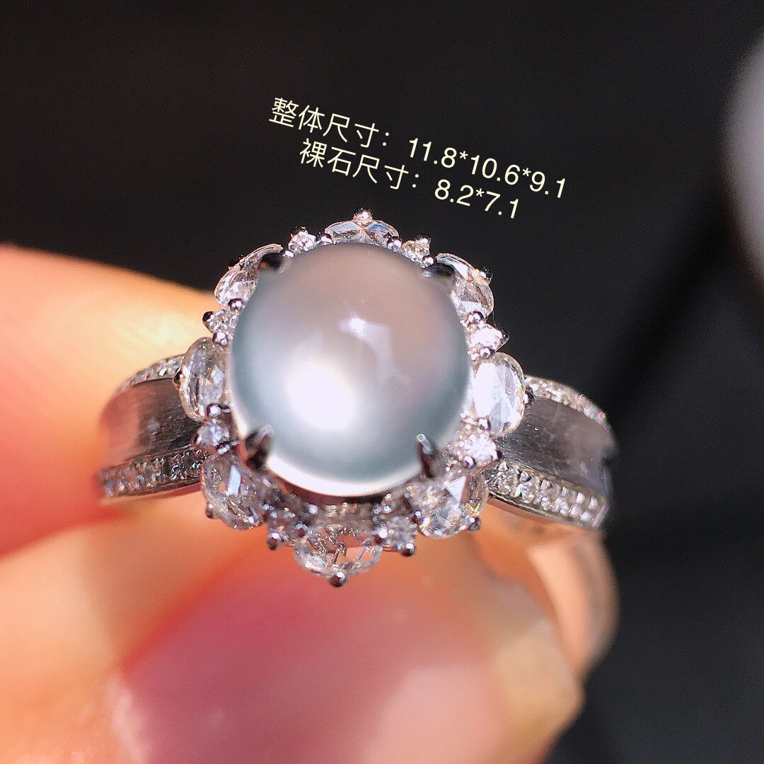 玻璃种蛋面戒指，玉质细腻，荧光感超
强，饱满圆润，尽显优雅气质，18k
金豪华镶嵌