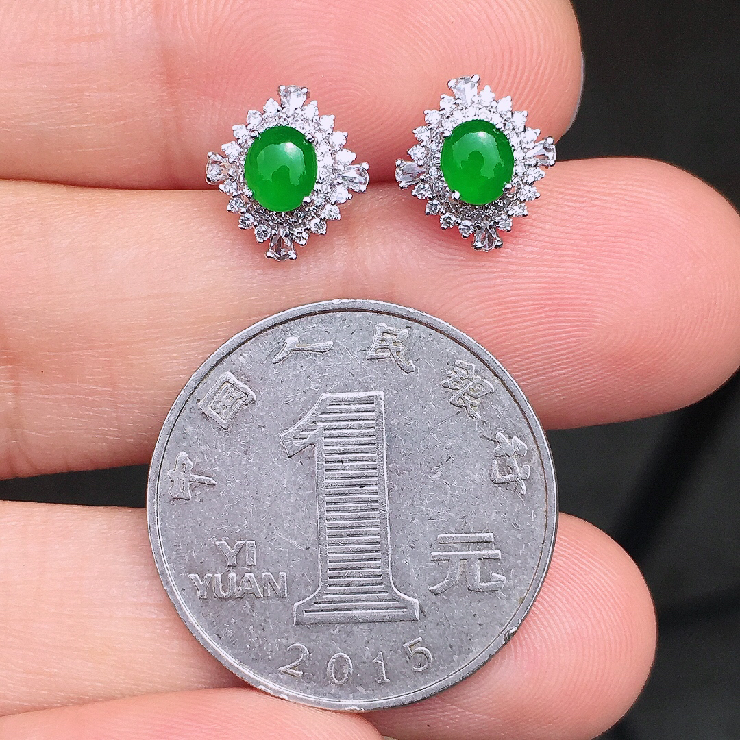 阳绿蛋面耳钉，色泽均匀艳丽，玉质细腻，荧光感超
强，饱满圆润，尽显优雅气质，18k
金豪华镶嵌