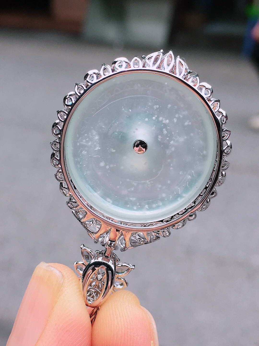 冰种平安扣吊坠，玉质细腻，荧光感超
强，饱满圆润，尽显优雅气质，18k
金豪华镶嵌