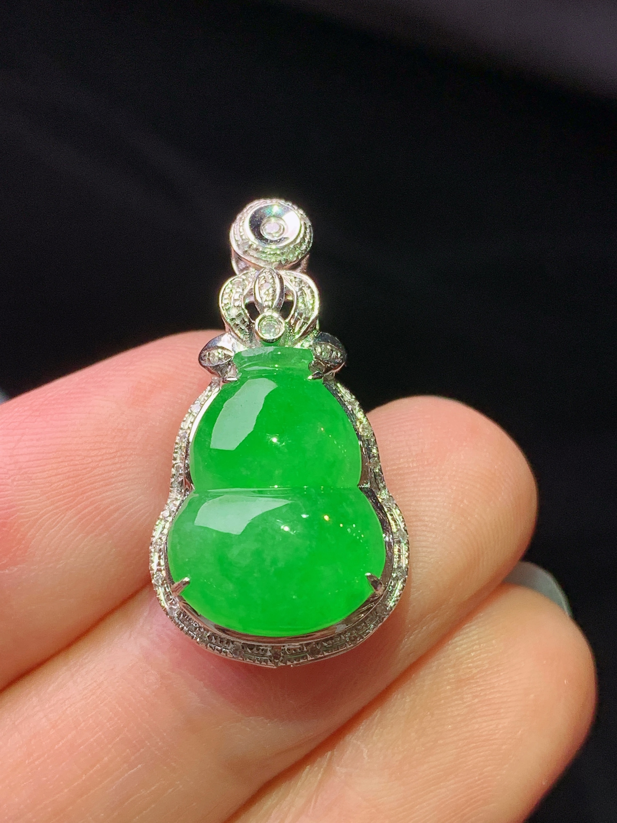 18k金钻镶嵌冰阳绿葫芦吊坠 玉质细腻 色泽艳丽清新 水润亮眼 整体尺寸26*14*8z1