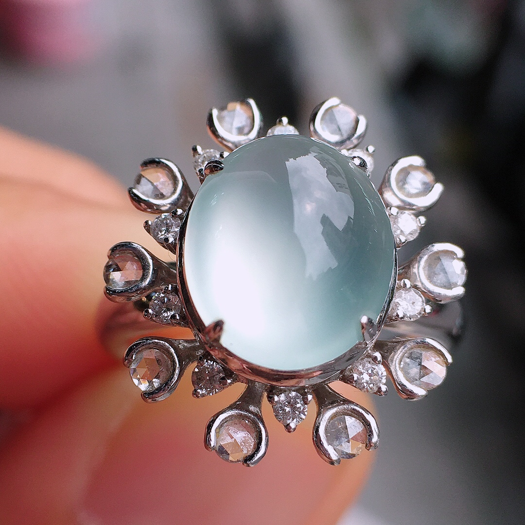 玻璃种蛋面戒指，玉质细腻，荧光感超
强，饱满圆润，尽显优雅气质，18k
金豪华镶嵌