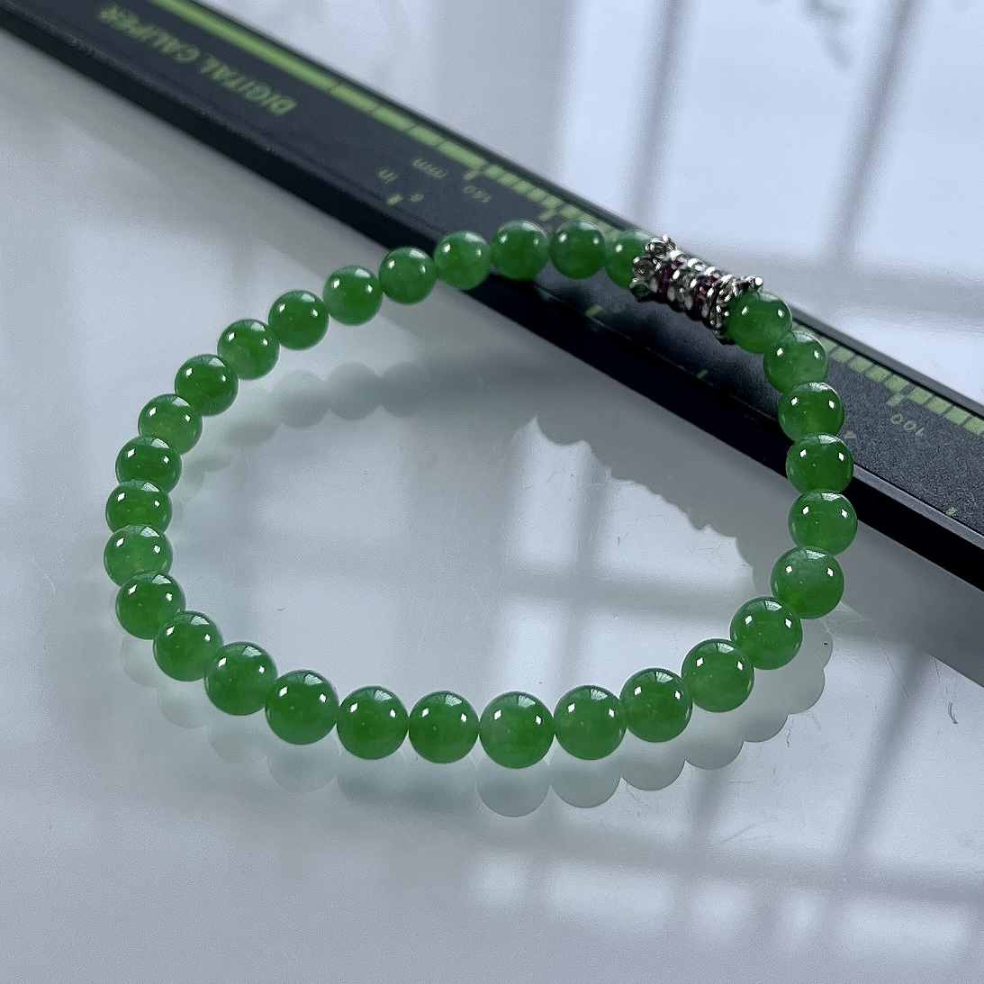 收藏级别，缅甸天然翡翠A货，卡5.5冰种起胶满绿阳绿小圆珠手串手链，尺寸：5.5mm/30颗，长度172mm，重量：10.00g