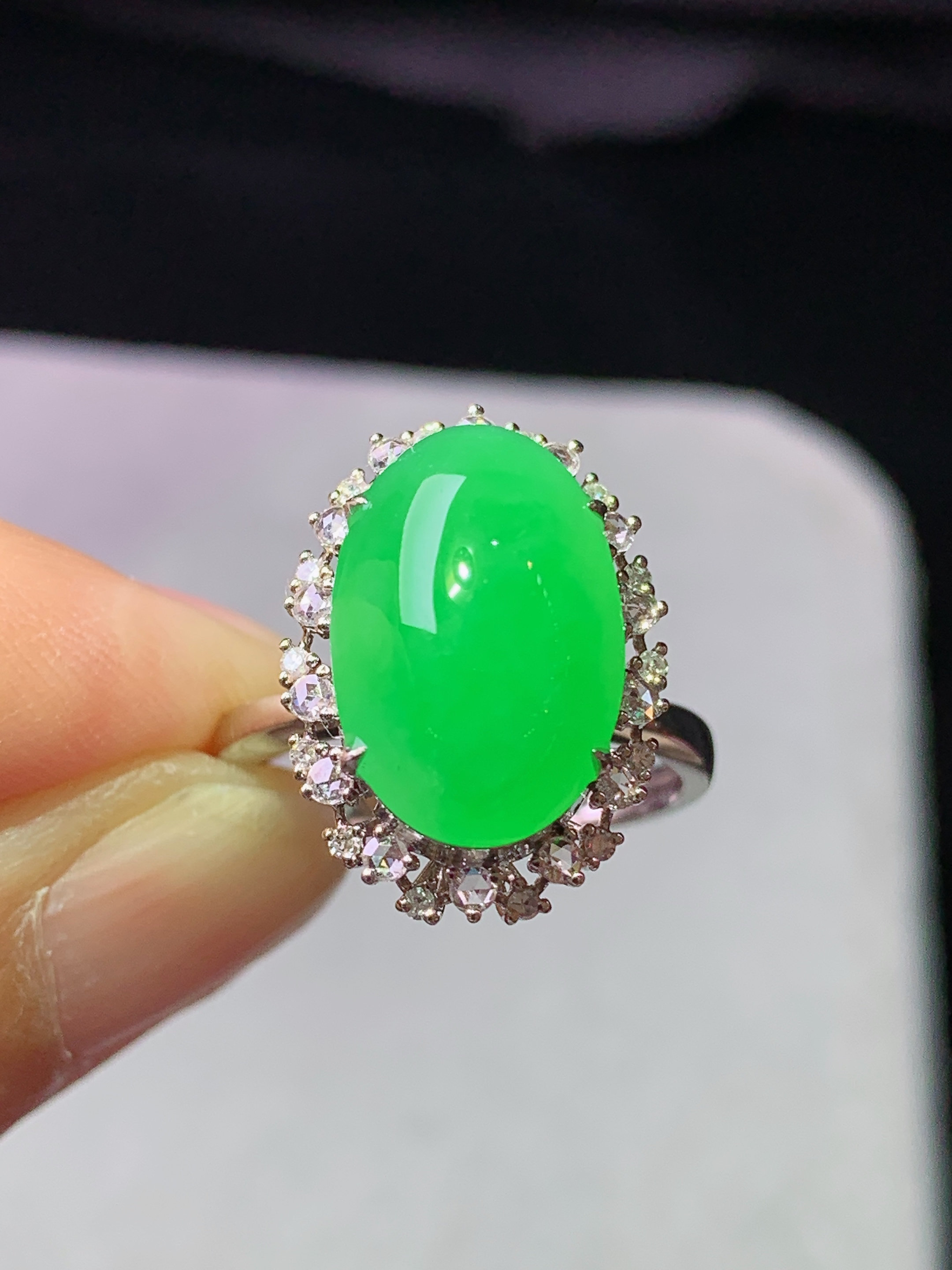 18k金钻镶嵌冰阳绿蛋面戒指 玉质细腻 色泽艳丽清新 水润亮眼 圈口14.5 整体尺寸18*13*12b7