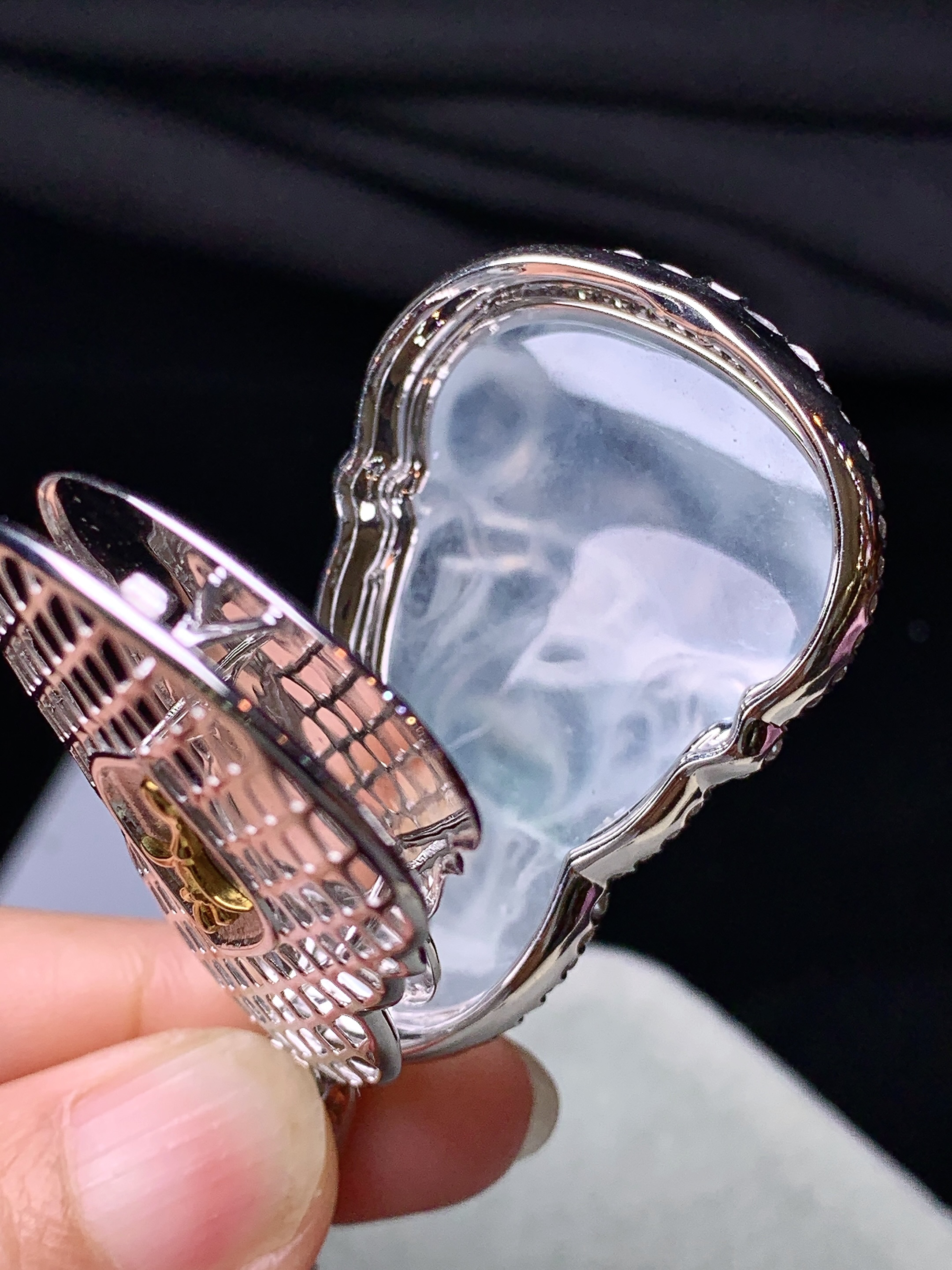 18k金钻镶嵌冰种观音菩萨吊坠 玉质细腻 色泽艳丽清新 水润亮眼 整体尺寸54.2*31.2*12.8b7