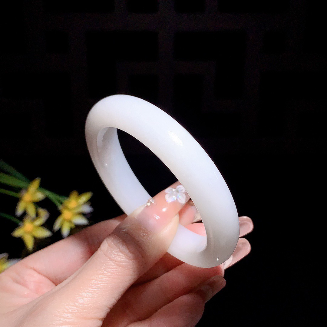 和田玉53圈口羊脂白手镯！玉质细腻油润 底色纯净 无裂无杂 脂粉好，品质高。