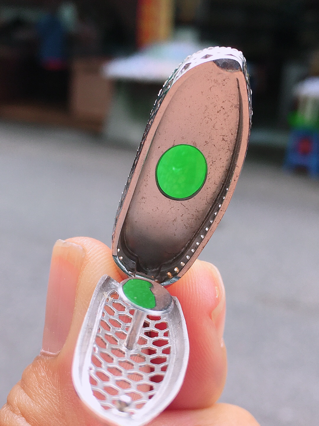 阳绿福瓜吊坠，色泽均匀艳丽，玉质细腻，荧光感超
强，饱满圆润，尽显优雅气质，18k
金豪华镶嵌