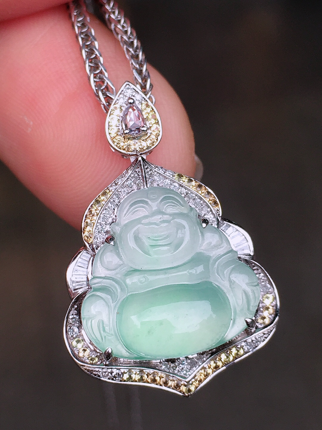 冰种佛公吊坠，色泽均匀艳丽，玉质细腻，荧光感超
强，饱满圆润，尽显优雅气质，18k
金豪华镶嵌