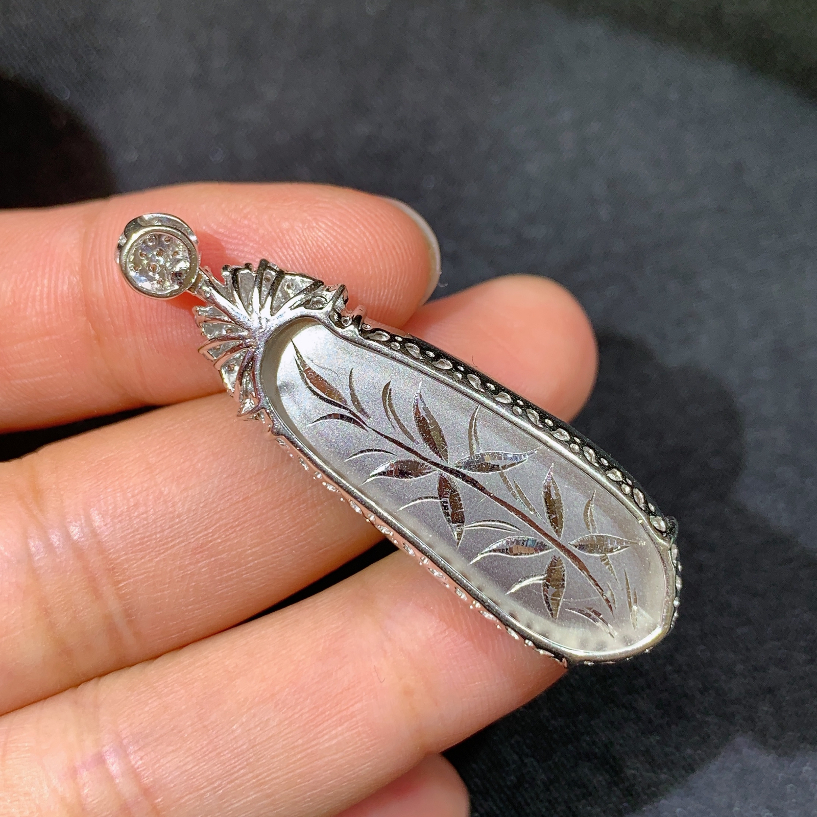 冰阳绿福豆吊坠，18k金镶嵌，冰润色阳，玉质细腻，种水足，Xf 尺寸43.6*13.3*8.3