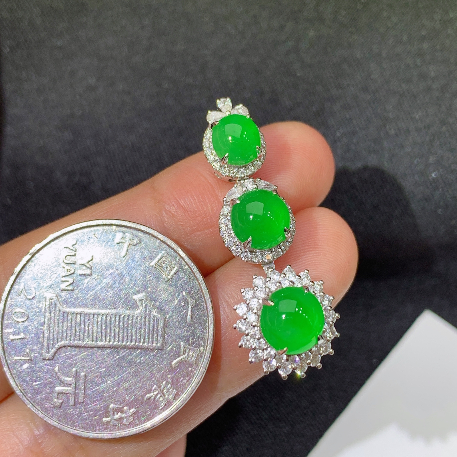 冰阳绿蛋面吊坠，18k金镶嵌，冰润色阳，玉质细腻，种水足，Mz 尺寸32.9*12*8.6