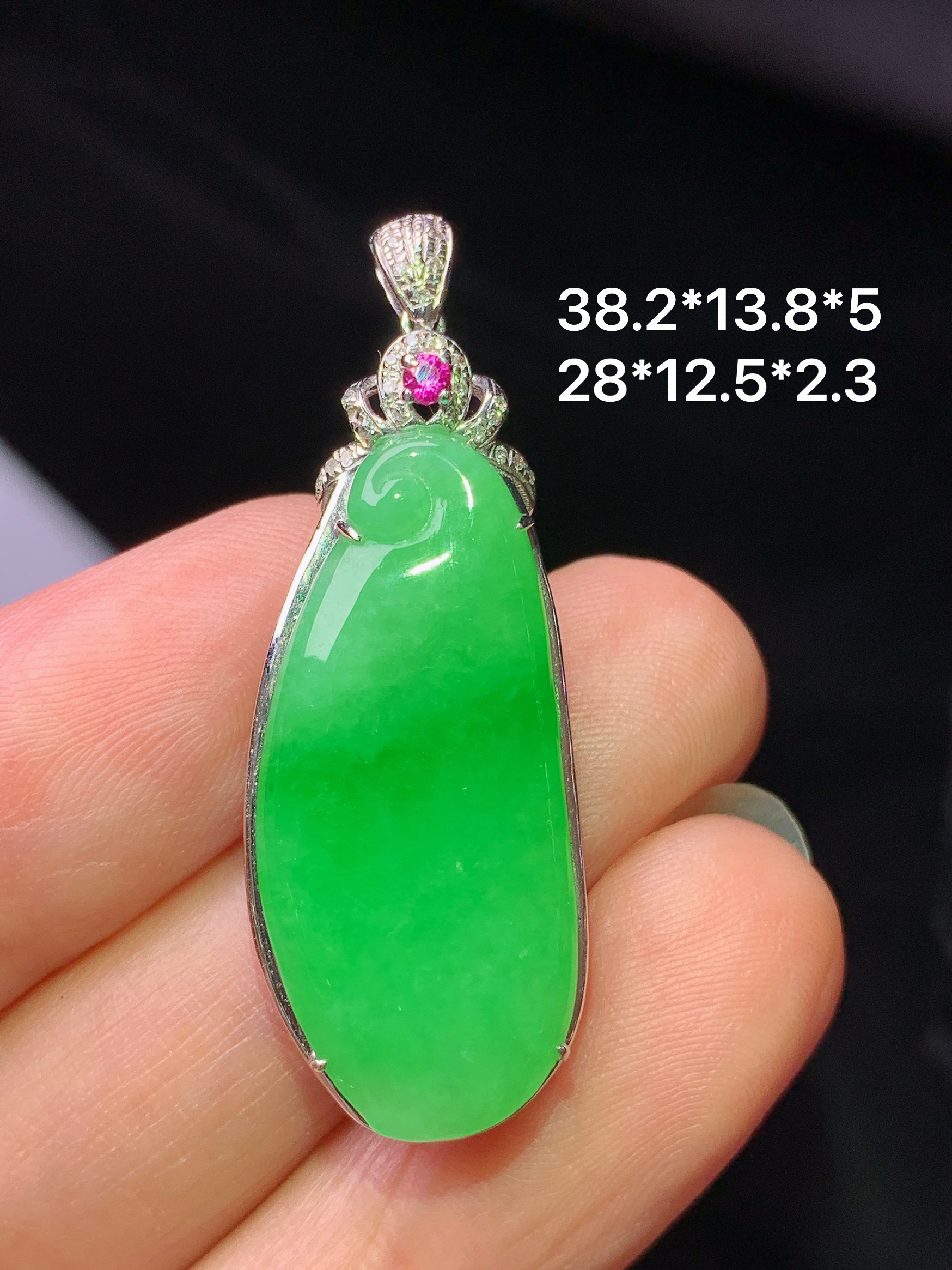 18k金钻镶嵌阳绿福瓜吊坠 玉质细腻 色泽艳丽清新 水润亮眼 整体尺寸38.2*13.8*5z1