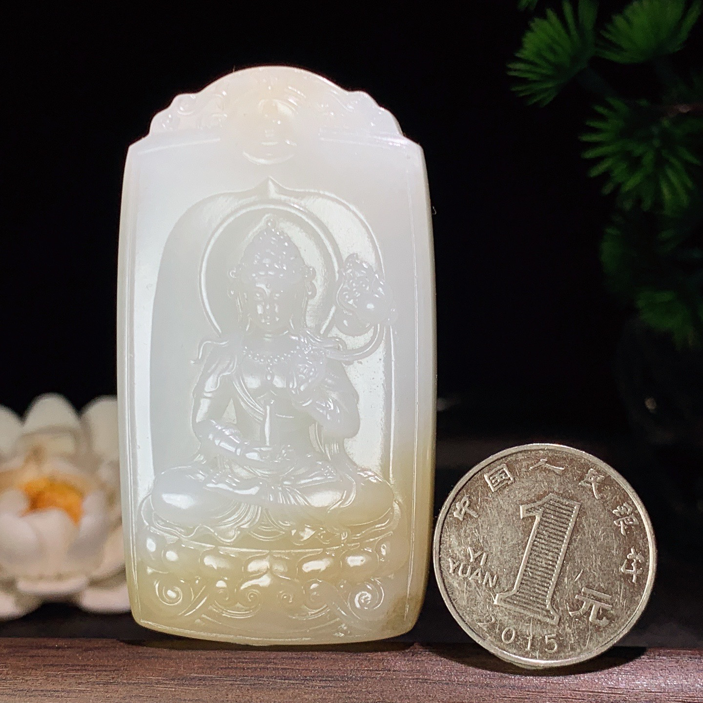 新疆和田玉且末糖座莲观音挂件 尺寸67/37/11重63克。玉质细腻油润。手推出油。佩戴高端典雅。lt260418