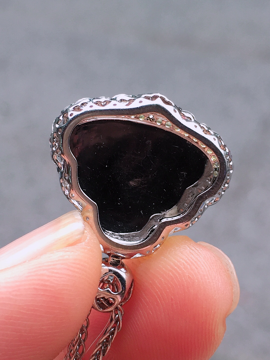 冰种佛公吊坠，玉质细腻，荧光感超
强，饱满圆润，尽显优雅气质，18k
金豪华镶嵌