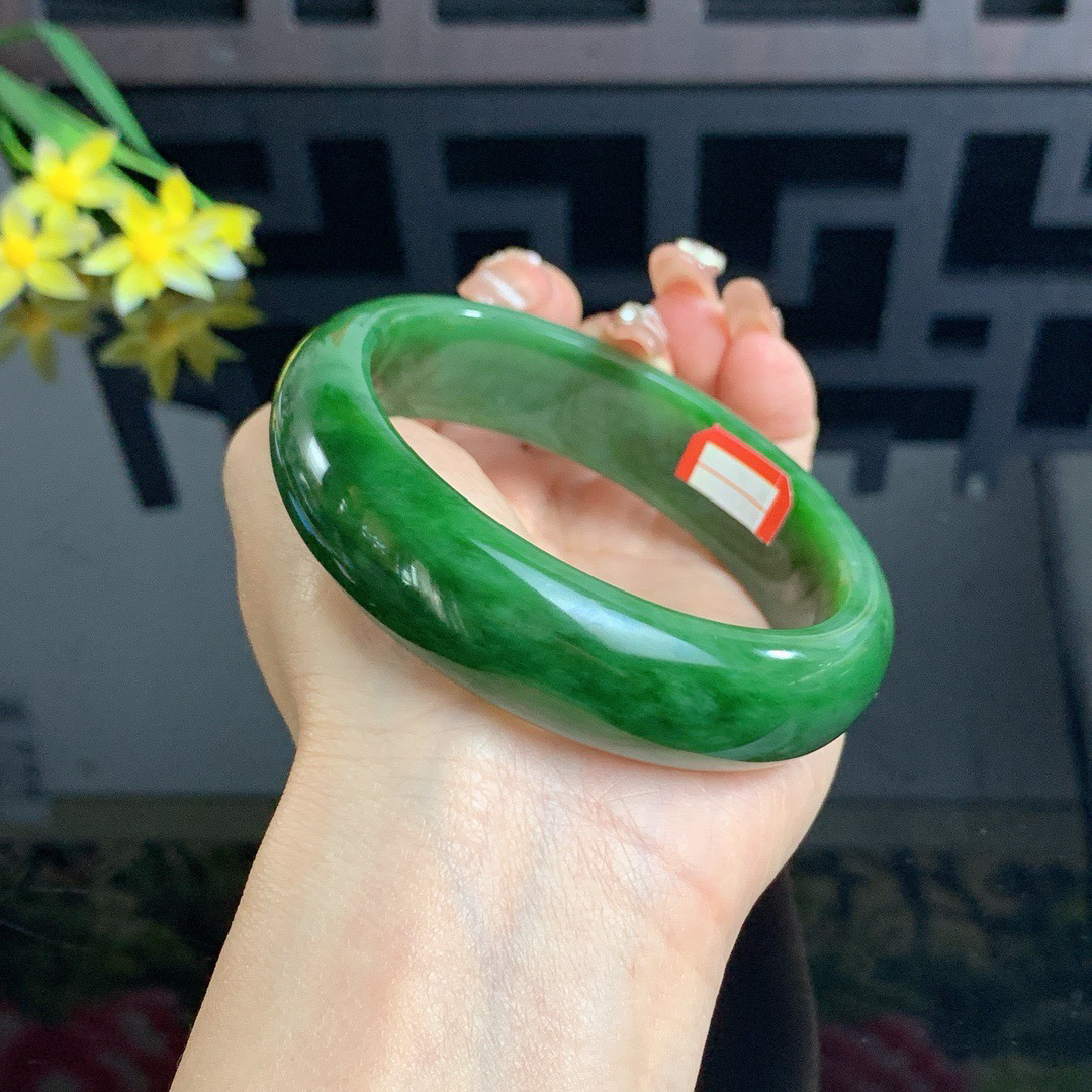 和田玉62.5圈口菠菜绿宽版碧玉手镯！玉质细腻油润 底色纯净 无裂无黑 脂粉好，品质高。
