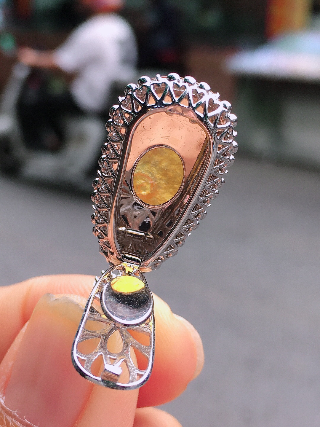 黄翡如意吊坠，色泽均匀艳丽，玉质细腻，荧光感超
强，饱满圆润，尽显优雅气质，18k
金豪华镶嵌