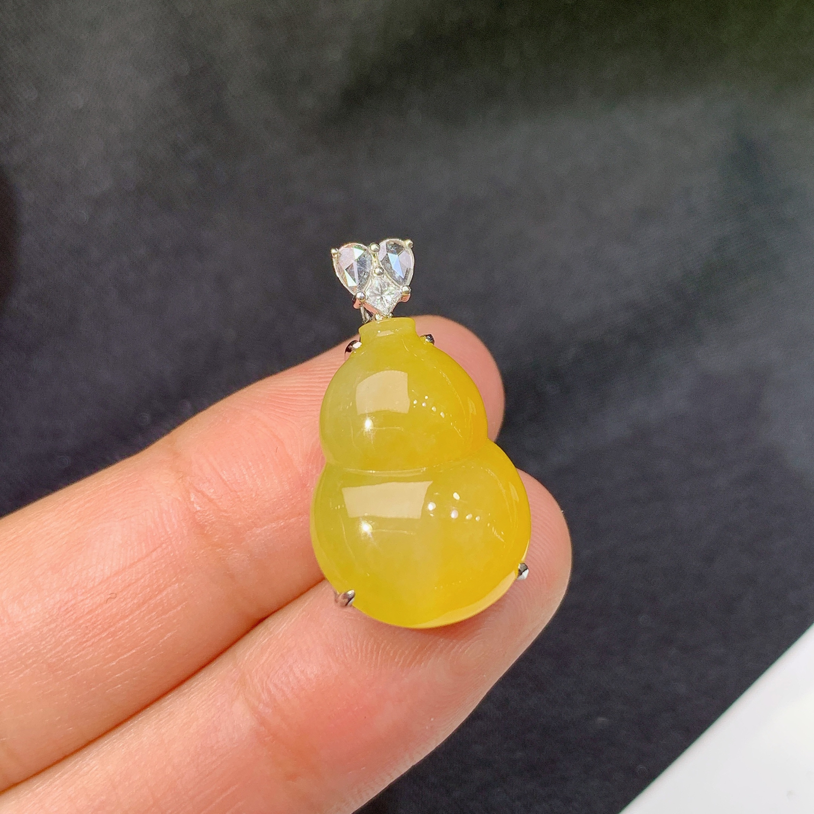 冰黄翡葫芦吊坠，18k金镶嵌，冰润鲜艳，玉质细腻，种水足，Ych 尺寸24.3*13.5*8.8