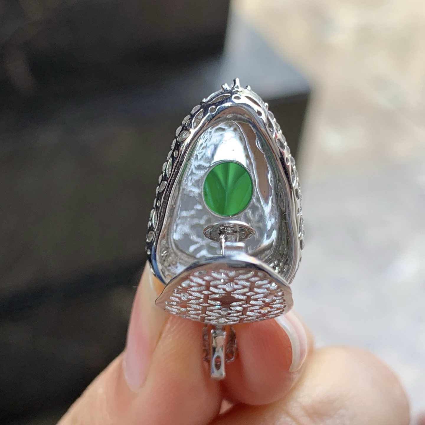 金钻镶嵌辣绿色叶子^_^颜色鲜艳 玉质温润