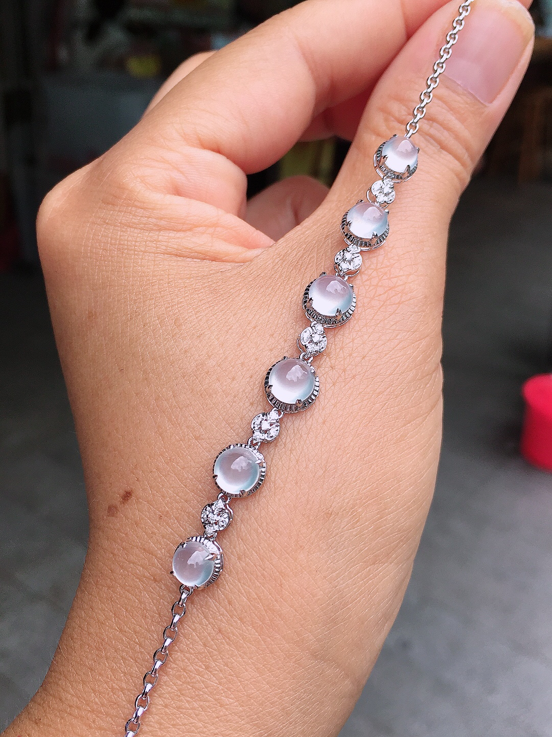 冰种蛋面手链玉质细腻，荧光感超
强，饱满圆润，尽显优雅气质，18k
金豪华镶嵌